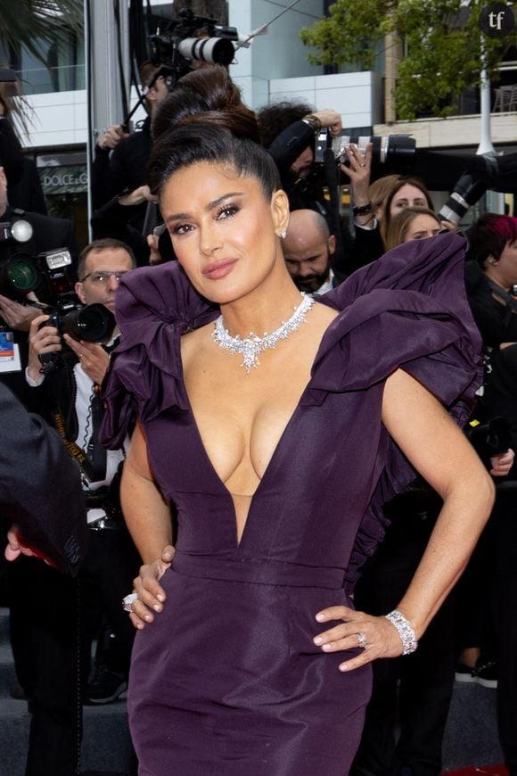 "Amitié et empowerment". C'est le maître mot de la grande Salma Hayek, qui l'espace d'un selfie Insta a posé en compagnie de Penelope Cruz et Zoe Saldaya. L'idée ? Célébrer la sororité.
Salma Hayek - Montée des marches du film " Killers of the flower moon " lors du 76ème Festival International du Film de Cannes, au Palais des Festivals à Cannes. Le 20 mai 2023 © Jacovides-Moreau / Bestimage