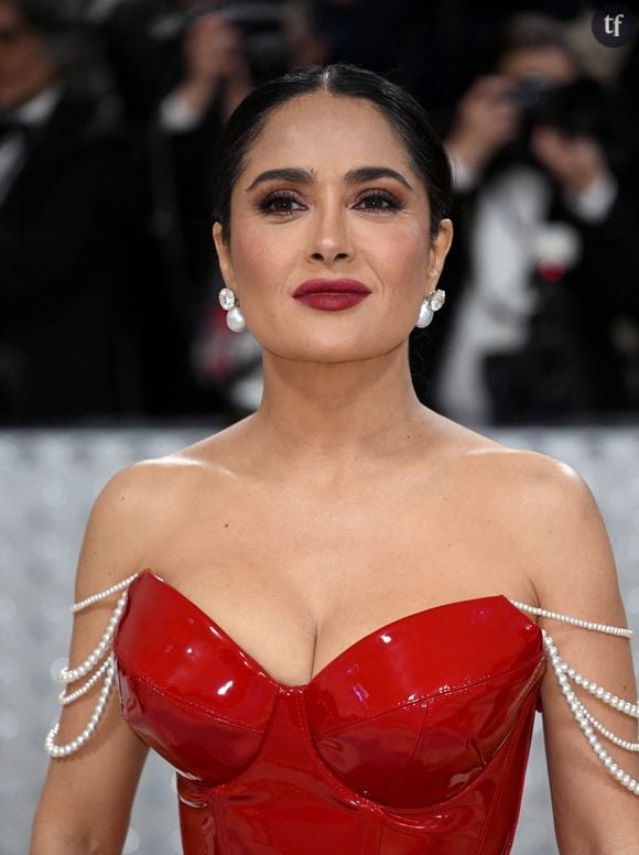 "De l'amour !" : sur Instagram, Salma Hayek pose avec Penelope Cruz et célèbre la sororité
Salma Hayek - Les célébrités arrivent à la soirée du "MET Gala 2023" hommage au grand couturier Karl Lagerfeld au Metropolitan Museum of Art de New York City, New York, Etats-Unis, le 1er mai 2023. 