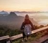 Les balades en forêt elles aussi sont très recommandées. Ou dans les parcs, si jamais c'est votre seul contact envisageable avec les arbres et les fleurs. Bienfaits physiques, physiologiques, atténuation du stress grâce à l'atmosphère environnante, air frais émanent des arbres, vertus de la contemplation...
