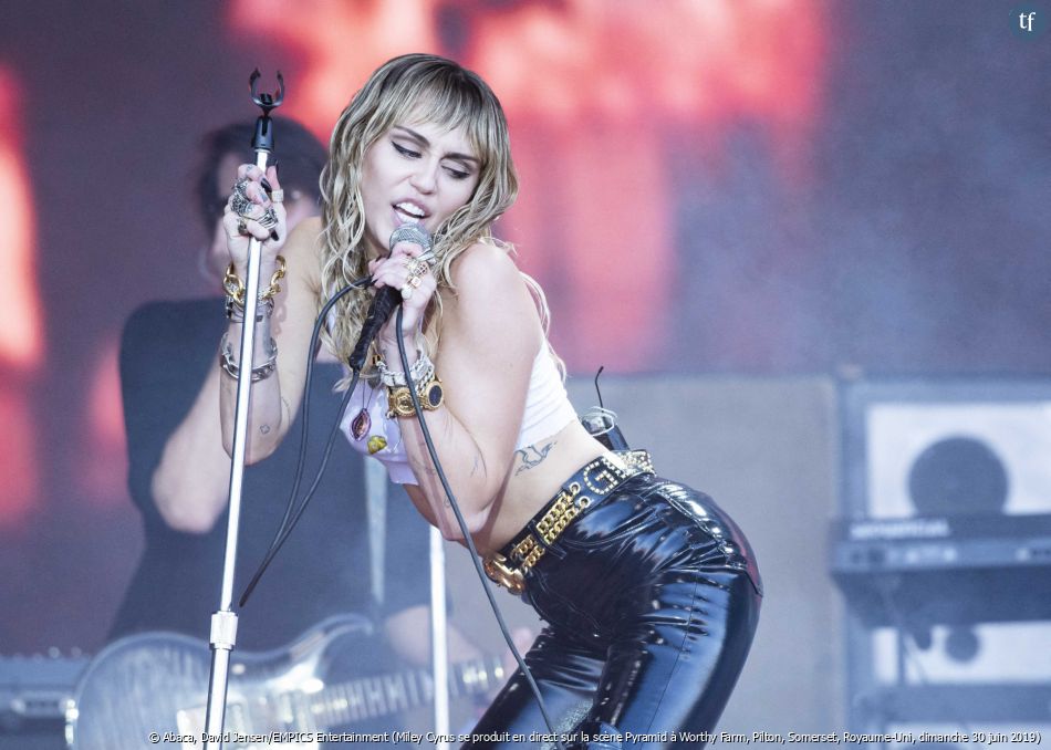 Avis de changement sur la planète people. Après 10 ans en blonde platine, Miley Cyrus s&#039;est affichée sur Instagram avec une toute nouvelle couleur de cheveux châtain foncé.