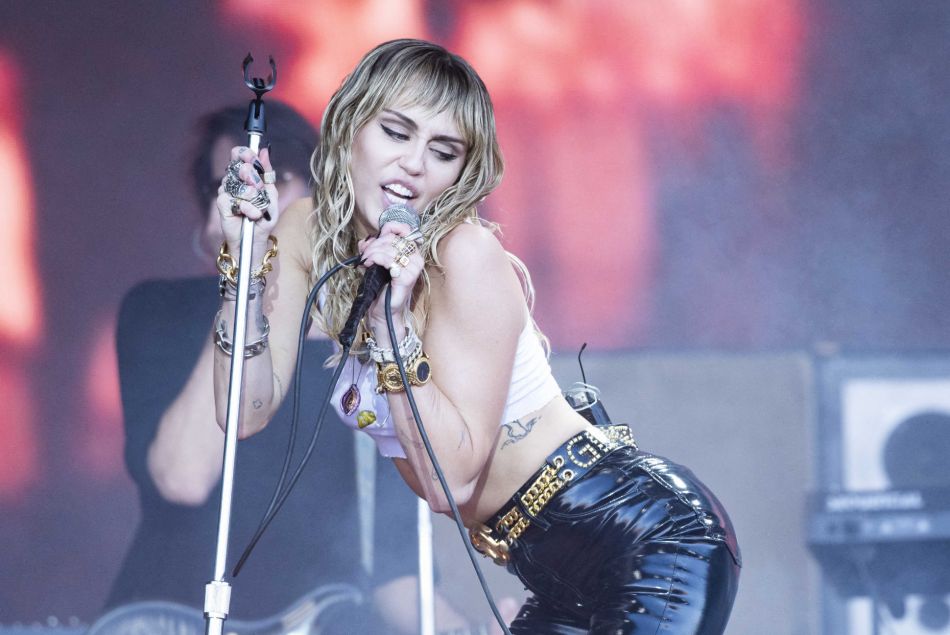 Avis de changement sur la planète people. Après 10 ans en blonde platine, Miley Cyrus s'est affichée sur Instagram avec une toute nouvelle couleur de cheveux châtain foncé.