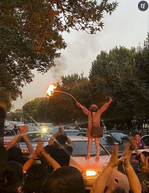 Ainsi que des mobilisations sur les réseaux sociaux, mais aussi des affrontements virulents avec les forces de l'ordre dans les rues. Indignation collective à propos de ce décès choquant, celui d'une jeune femme de 22 ans, mais aussi du port obligatoire du voile.