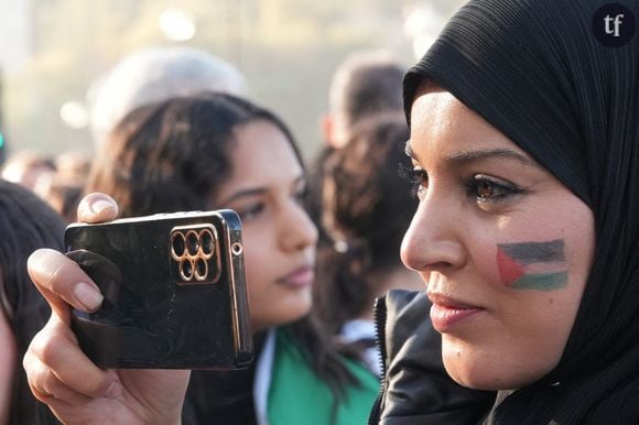 Morts, crimes de guerre, violences sexistes, situation chaotique des familles... Comme le rappelle un nouveau rapport de l'ONU, le conflit israélo-palestinien est une véritable tragédie pour les femmes.
Two women during a protest in solidarity with the Palestinian people, on October 21, 2023, in San Sebastian, Guipuzcoa, Basque Country (Spain). Photo by Unanue / Europa Press/ABACAPRESS.COM