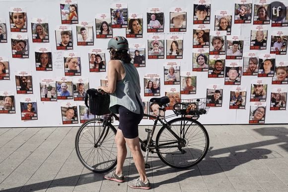 En outre, comme le relate le média international RFI, 50 000 femmes enceintes seraient bloquées dans l'enclave palestinienne et craindraient dès lors pour leur vie. Mais ce n'est pas tout.
October 20, 2023, Tel Aviv, Israel: Israeli families of the hostages conduct a Kabbalat Shabbat, welcoming of the sabbath ceremony, next to a set table surrounded by 203 empty chairs waiting for the hostages and missing to return, near the Tel Aviv Museum of Art. Photo by Nir Alon/ZUMA Press Wire/ABACAPRESS.COM