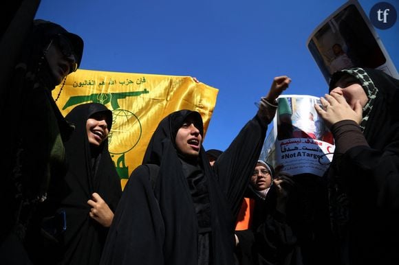 Selon un nouveau document détaillé de ladite organisation, les femmes seraient en première ligne de ce contexte dramatique. On dénombre par exemple près de 900 veuves en... Deux semaines à peine.
October 18, 2023, Tehran, Iran: Iranian veiled protester women chant slogans during an anti-Israel protest at Palestine Square in downtown Tehran. Photo by Rouzbeh Fouladi/ZUMA Press Wire/ABACAPRESS.COM