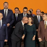 Ce ministre croate embrasse de force son homologue allemande et scandalise