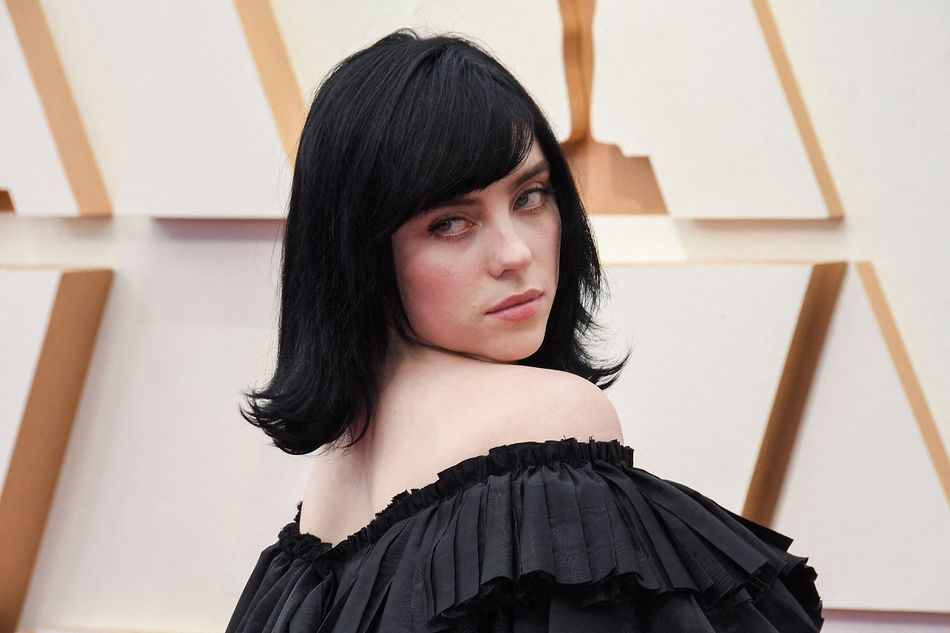 Billie Eilish dans les pages de Variety poursuit sa tribune salvatrice. Et met les points sur le si :" Pourquoi personne ne dit jamais rien sur le corps des hommes ? Parce que les filles sont gentilles. Elles s'en foutent parce que nous voyons simplement les gens tels qu'ils sont ! ".