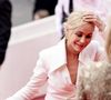  Dans le documentaire "Un silence si bruyant", sur M6 le 24 septembre à 23h10, l'actrice était revenue sur l'inceste dont elle a été victime à l'âge de 11 ans... Et jusqu'à ses 15 ans.
Emmanuelle Béart - Montée des marches du film " Jeanne du Barry " pour la cérémonie d'ouverture du 76ème Festival International du Film de Cannes, au Palais des Festivals à Cannes. Le 16 mai 2023 © Jacovides-Moreau / Bestimage
