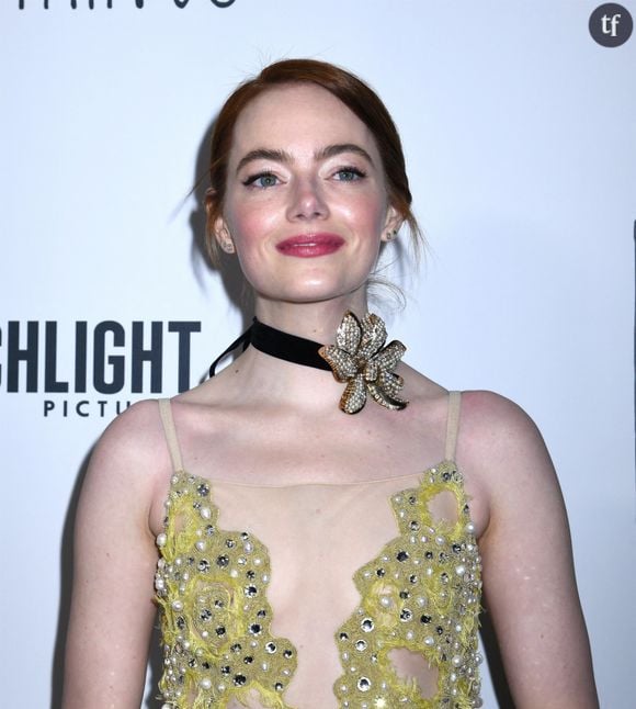 Sexe : Emma Stone défend l'utilité des coordinateurs d'intimité sur "Pauvres créatures"
New York, NY - Emma Stone, co-star Mark Ruffalo, and director Yorgos Lanthimos grace the 'Poor Things' premiere at DGA Theater in New York City, bringing star power and style to the Red Carpet. Pictured: Emma Stone