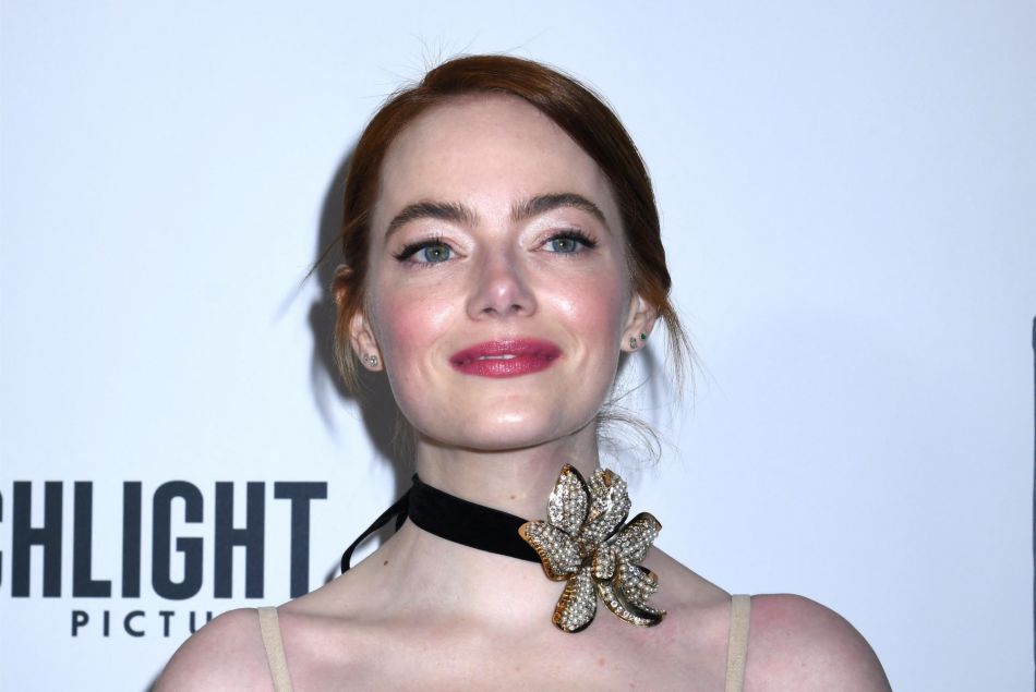 Sexe : Emma Stone défend l'utilité des coordinateurs d'intimité sur "Pauvres créatures"
New York, NY - Emma Stone, co-star Mark Ruffalo, and director Yorgos Lanthimos grace the 'Poor Things' premiere at DGA Theater in New York City, bringing star power and style to the Red Carpet. Pictured: Emma Stone