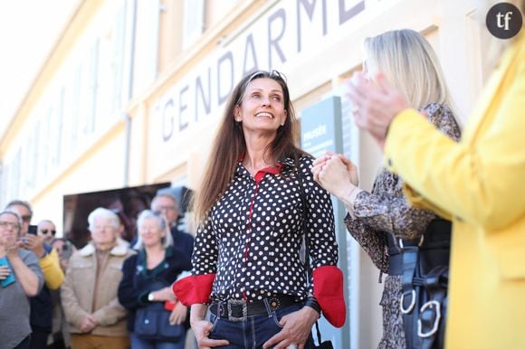  Il y a deux ans tout pile, abordant "la violence des diktats concernant l'esthétisme de la femme à l'écran", elle expliquait sur Insta : "C'est à 33 ans que l'on m'a demandé clairement de faire des injections de Botox, les lèvres, le tour des yeux et si en plus pour arranger le chef opérateur je pouvais aussi lisser mon front..."
Les actrices de la série "Sous le soleil", Tonya Kinzinger et Adeline Blondieau lors de l'inauguration de l'exposition "Sous le soleil" au musée de la gendarmerie à Saint-Tropez, Côte d'Azur, France, le 1er avril 2023. © Philipe Arnassan/Nice Matin/Bestimage