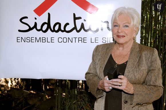 Et c'est aussi pour cela que la célèbre comédienne et chanteuse souhaite se battre aujourd'hui, oui, même à 93 ans. "Ce vote est l'une des plus belles choses qui puisse arriver à la France", se réjouit-elle même carrément. De quoi rappeler ces mots de la sénatrice Mélanie Vogel : "Il est temps d'être au rendez-vous de notre Histoire. Disons aujourd'hui à nos filles, nos nièces, nos petites-filles : Vous êtes désormais libres de choisir vos vies".Légende : Line Renaud pose lors de la conférence de presse Sidaction 2007 au Pavillon d'Armenonville à Paris, le 15 février 2007.