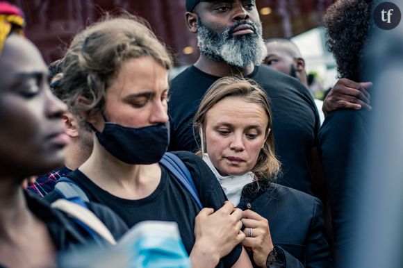 L'actrice féministe qui a initié tout cet élan en France, lors des César 2020. Adèle Haenel, instigatrice comme a pu l'énoncer ensuite Virginie Despentes du "on se lève et on se casse !", indignée par le sacre de Roman Polanski lors de la cérémonie, âme soeur de la cinéaste Céline Sciamma, lectrice des manifestes et essais les plus intersectionnels...  
Adèle Haenel, Aïssa Maïga, Sara Forestier - People à la manifestation de soutien à Adama Traoré devant le tribunal de Paris le 2 juin 2020. Environ 20.000 personnes ont participé mardi soir devant le tribunal de Paris à un rassemblement interdit, émaillé d'incidents, à l'appel du comité de soutien à la famille d'Adama Traoré, jeune homme noir de 24 ans mort en 2016 après son interpellation. © Cyril Moreau / Bestimage