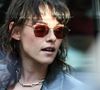 Icône queer, actrice de légende (que vous soyez plus "Twilight" ou "Spencer"), incarnation de Joan Jett à l'écran, Kristen Stewart est toujours aussi inspirante. Alors qu'elle est à l'affiche d'un thriller lesbien, l'actrice s'est exprimée sur... La congélation de ses ovocytes. 
03/13/2024 Kristen Stewart and fiancée Dylan Meyer step out in New York City. The American actress wore a black leather motorcycle jacket, fishnet bra, black mini skirt, black tights, and matching heels.