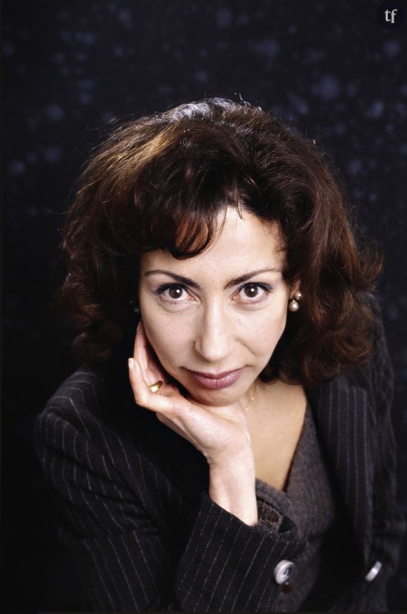 Il faut dire que Yasmina Reza, si elle n'élude jamais quelques mots d'esprit bien sentis, ne se complait pas dans un passage au crible acerbe des enjeux contemporains.Yasmina Reza - portrait - 30/01/1997 © Cédric Perrin / Bestimage