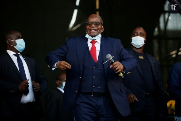 L'ancien président sud-africain Jacob Zuma danse avant de s'adresser à ses partisans à la suite de l'ajournement de son procès pour corruption à Pietermaritzburg, en Afrique du Sud, le 26 mai 2021