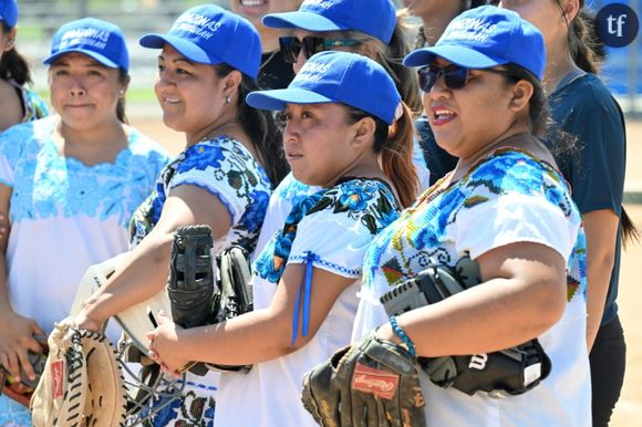"La place des femmes est à la maison" : cette équipe indigène de softball féminin a défié le machisme au Mexique
Des membres de "Las Amazonas de Yaxunah", une équipe féminine de softball de la région du Yucatan, au Mexique, jouant pieds nus et en robes traditionnelles, participent à un match amical contre l'équipe féminine de softball du lycée de Walnut, le 31 mai 2024 en Californie