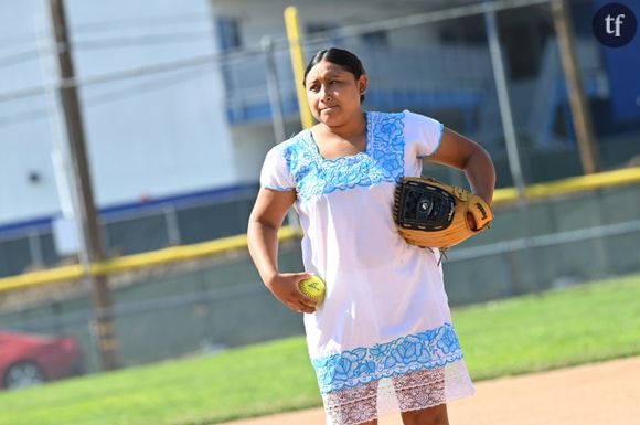 Sitlali Poot, capitaine de "Las Amazonas de Yaxunah", une équipe féminine de softball de la région du Yucatan, au Mexique, jouant pieds nus et en robes traditionnelles, lors d'un match amical contre l'équipe féminine de softball du lycée de Walnut, le 31 mai 2024 en Californie