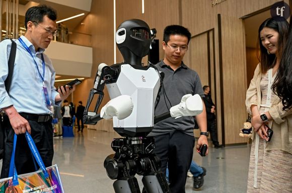 Des visiteurs observent un robot humanoïde lors de l'édition 2024 du Salon des concepteurs de robots humanoïdes, à Shanghai (Chine) le 6 juin 2024.