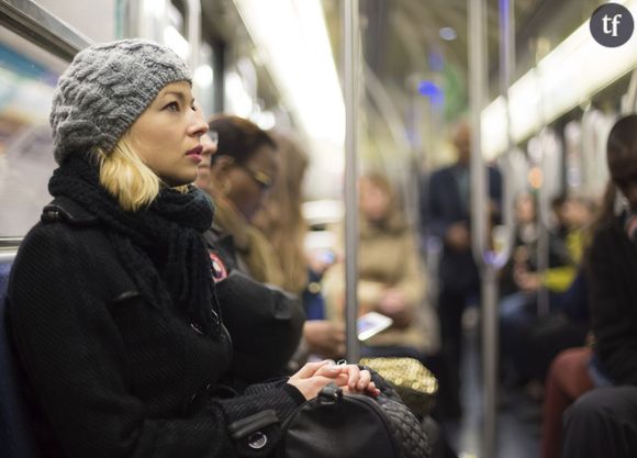 Femme dans le métro parisien