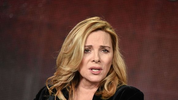 Jamie Dornan : Kim Cattrall met un gros vent au beau gosse