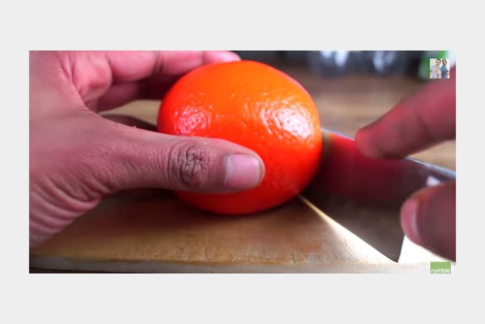 Comment éplucher rapidement une orange ?