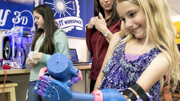 Grâce à sa prothèse "robot", cette petite fille handicapée a de nouveau une main