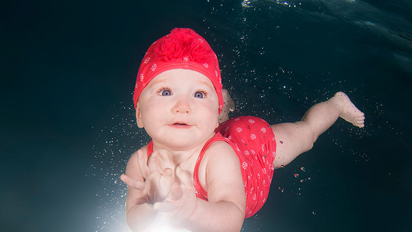 Derrière ces adorables photos de bébés nageurs, un message glaçant