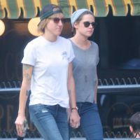 Kristen Stewart : balade romantique main dans la main avec Alicia Cargile à Los Angeles (photos)