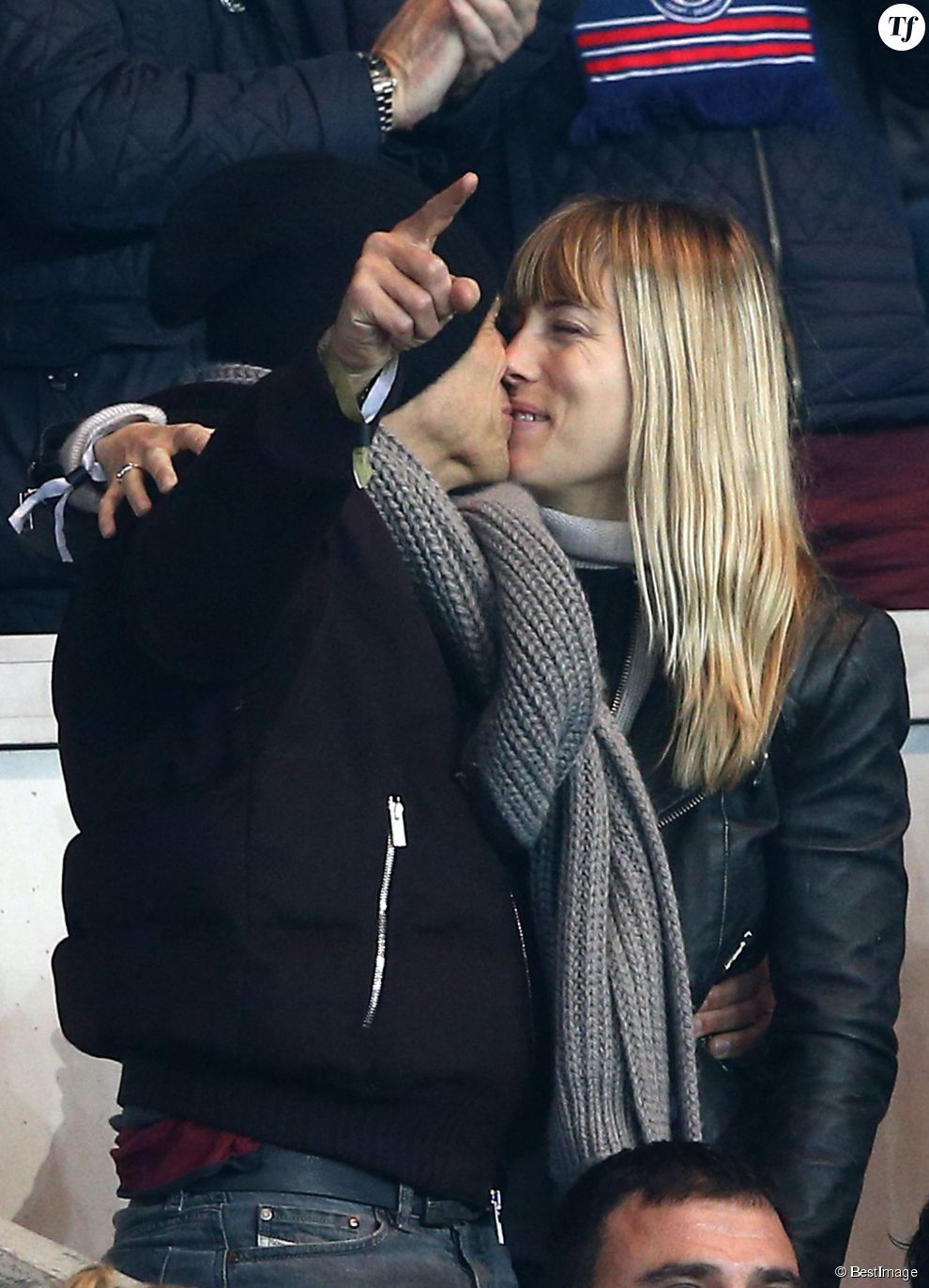  Pause tendresse entre Nagui et sa femme Melanie Page - People au match de Ligue des Champions Psg - Ajax Amsterdam au Parc des Princes à Paris le 25 novembre 2014.  