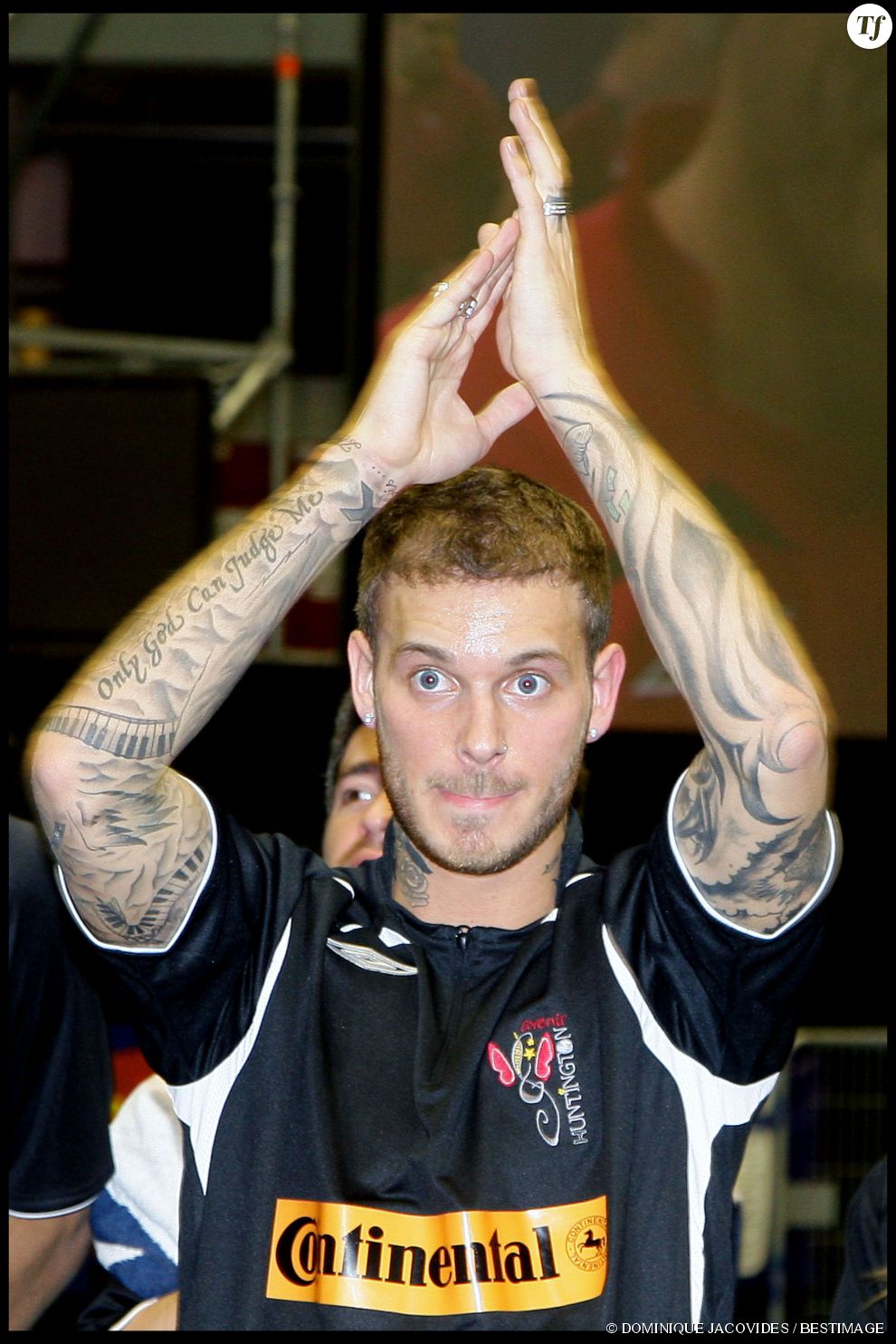 Les bras très tatoués de Matt Pokora en 2009.