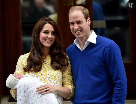 Kate Middleton et le Prince William le 2 mai 2015 avec la princesse Charlotte à la sortie de l'hôpital.