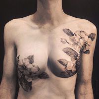 Des tatouages pour magnifier les cicatrices des survivantes du cancer du sein