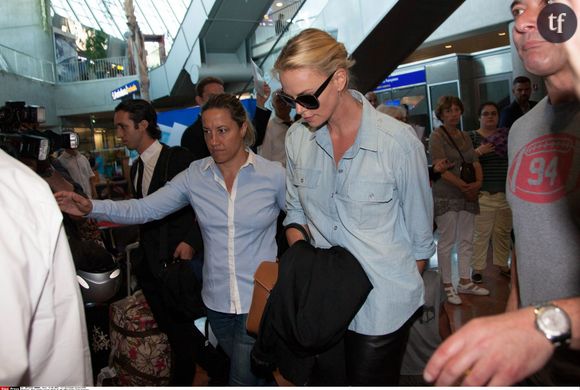 L'actrice Charlize Theron protégée par Myriam Lamare à son arrivée à l'aéroport de Nice (12 mai 2015)