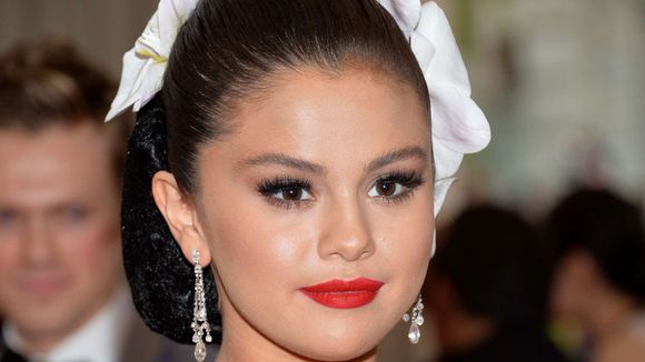 Selena Gomez : sa styliste de maillot de bain riposte sur les critiques sur son poids