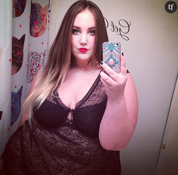 La blogueuse mode grande taille Courtney Mina s'affiche en lingerie