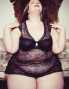 La blogueuse mode grande taille Courtney Mina s'affiche en lingerie