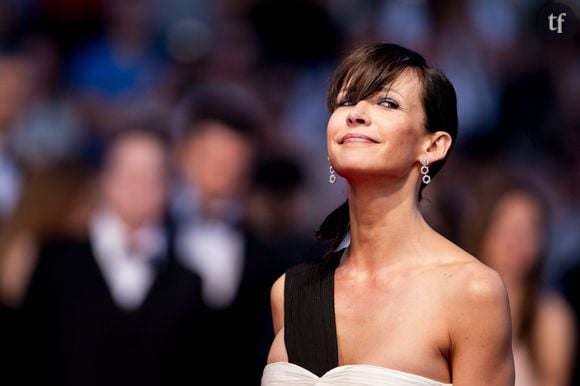 Sophie Marceau le 16 mai 2015 à Cannes en robe drapée noire et blanche et pantalon en cuir.