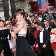 Sophie Marceau rattrape sa bretelle (trop tard) et montre son sein au Festival de Cannes en 2005.