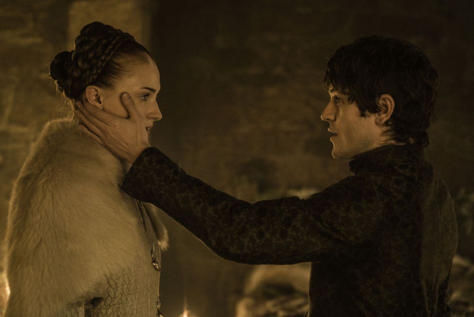 Ramsay et Sansa pendant leur nuit de noces dans l'épisode 6 de la saison 5