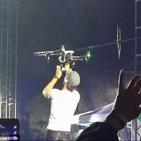 Enrique Iglesias : il se fait couper les doigts pendant un concert par un drone (vidéo)