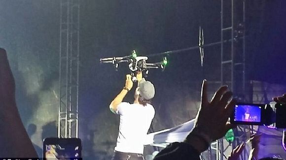 Enrique Iglesias : il se fait couper les doigts pendant un concert par un drone (vidéo)