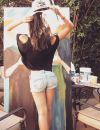 Amanda Oleander en plein atelier peinture dans son jardin