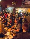 Un bar de Brooklyn, à New York, organise une soirée de lutte contre les inégalités de salaire entre hommes et femmes.