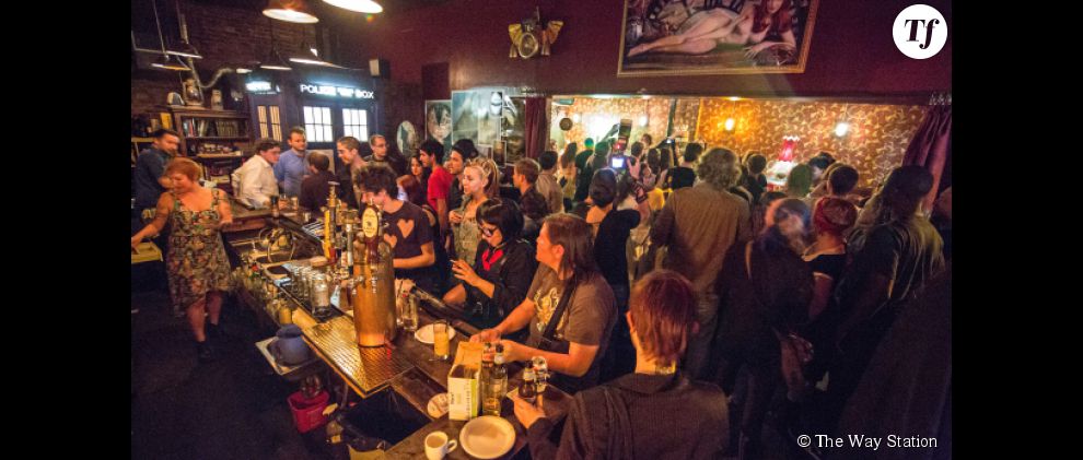 Un bar de Brooklyn, à New York, organise une soirée de lutte contre les inégalités de salaire entre hommes et femmes.
