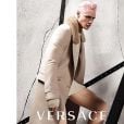 Pour l'hiver prochain, même l'homme Versace opte pour une chevelure pastel.