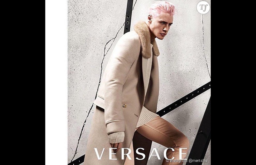 Pour l&#039;hiver prochain, même l&#039;homme Versace opte pour une chevelure pastel.