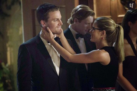 Oliver et Felicity dans la série Arrow sur CW