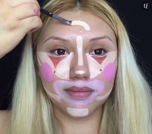 La youtubeuse BellaDeLune explique le "clown contouring" dans une vidéo