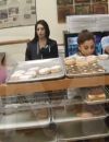 Ariana Grande en train de lécher un donut dans une boutique